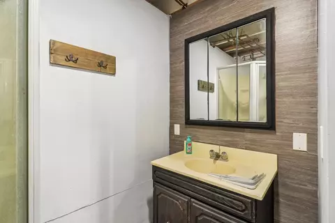 Bath - 3908 W Kane Ave, Mchenry, IL 60050 photo 3 of 3