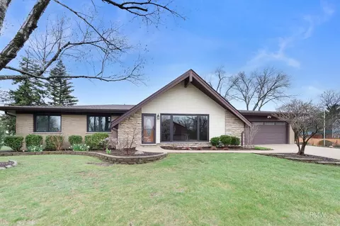 21 W301 Par Ln, Itasca, IL 60143