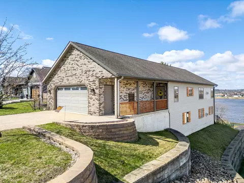 124 5th St, Fulton, IL 61252