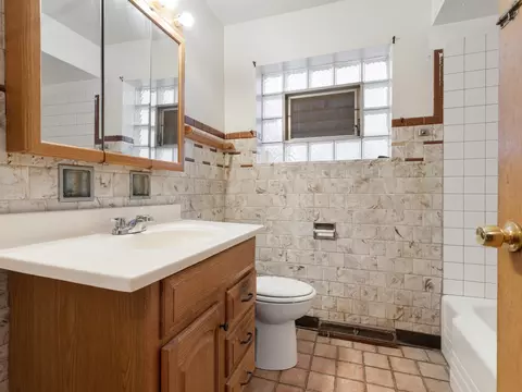 Bath - 730 E 91st Pl, Chicago, IL 60619 photo 1 of 2
