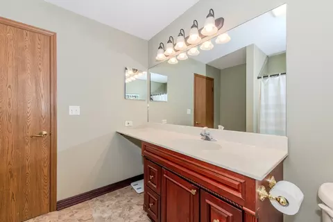 Bath - 23127 Judith Ct, Plainfield, IL 60586 photo 2 of 4