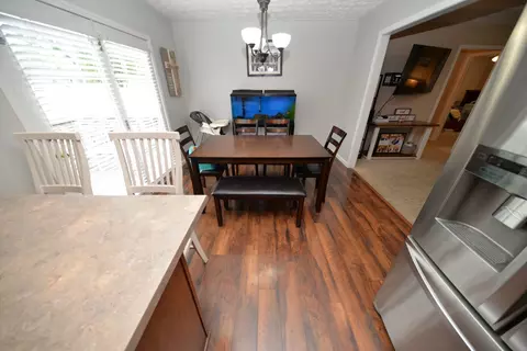 Dining - 401 E Beacon Ct, Mount Vernon, IL 62864 photo 1 of 2