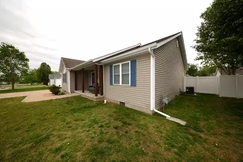 Exterior - 401 E Beacon Ct, Mount Vernon, IL 62864 photo 3 of 6