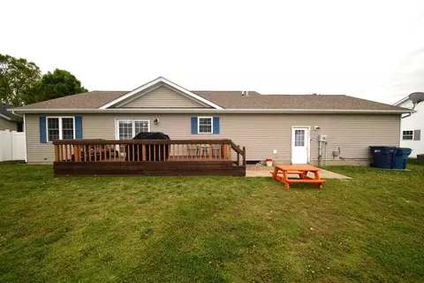 Exterior - 401 E Beacon Ct, Mount Vernon, IL 62864 photo 6 of 6