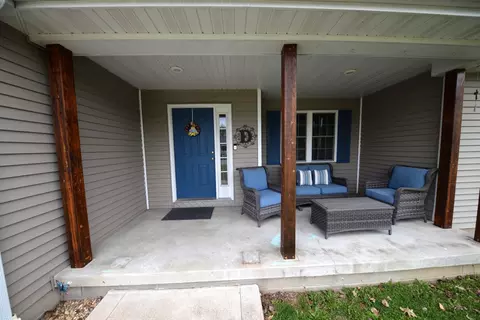 Exterior - 401 E Beacon Ct, Mount Vernon, IL 62864 photo 2 of 6