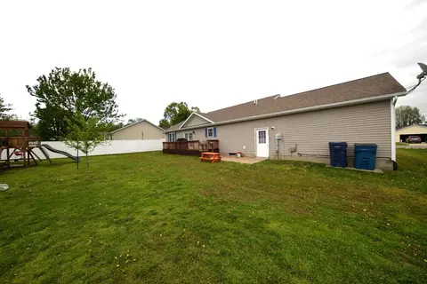 Exterior - 401 E Beacon Ct, Mount Vernon, IL 62864 photo 5 of 6