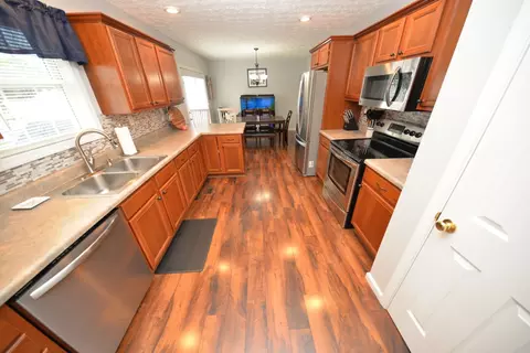 Kitchen - 401 E Beacon Ct, Mount Vernon, IL 62864 photo 1 of 4