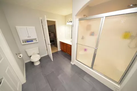 Bath - 401 E Beacon Ct, Mount Vernon, IL 62864 photo 2 of 4