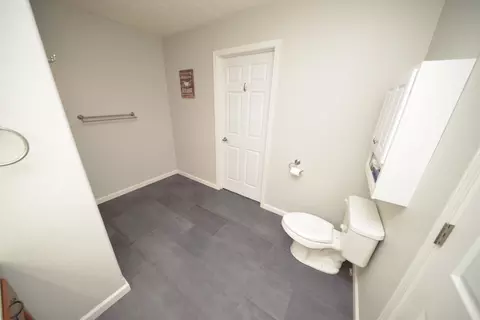 Bath - 401 E Beacon Ct, Mount Vernon, IL 62864 photo 3 of 4