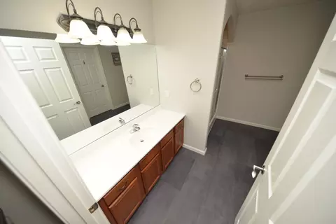 Bath - 401 E Beacon Ct, Mount Vernon, IL 62864 photo 1 of 4