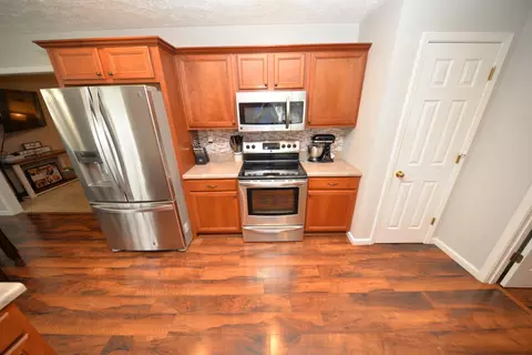 Kitchen - 401 E Beacon Ct, Mount Vernon, IL 62864 photo 3 of 4