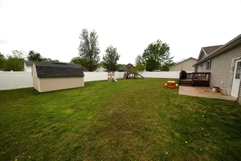 Exterior - 401 E Beacon Ct, Mount Vernon, IL 62864 photo 4 of 6