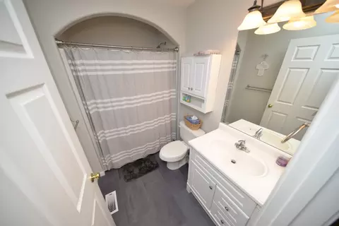 Bath - 401 E Beacon Ct, Mount Vernon, IL 62864 photo 4 of 4