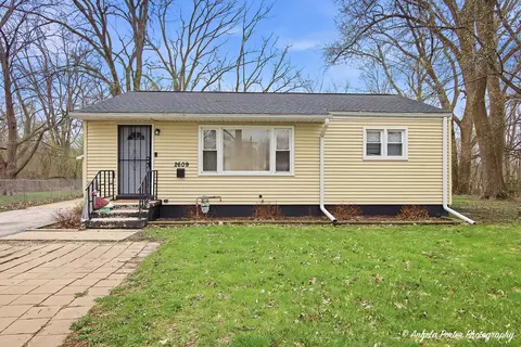 2609 N Pine St, Waukegan, IL 60087