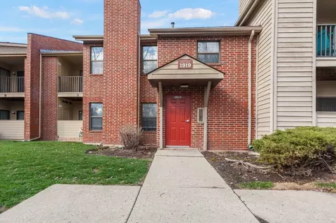 1919 N Hicks Rd #209, Palatine, IL 60074