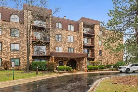 2005 Valencia Dr #205D, Northbrook, IL 60062