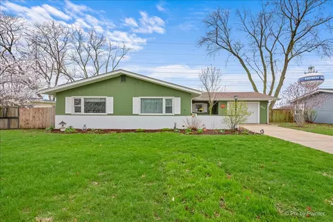 422 Princeton Dr, North Aurora, IL 60542