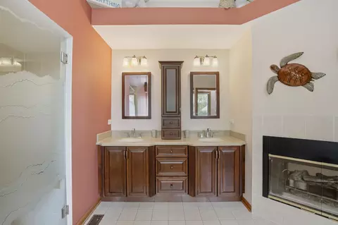 Bath - 1399 Medinah Dr, Itasca, IL 60143 photo 3 of 4