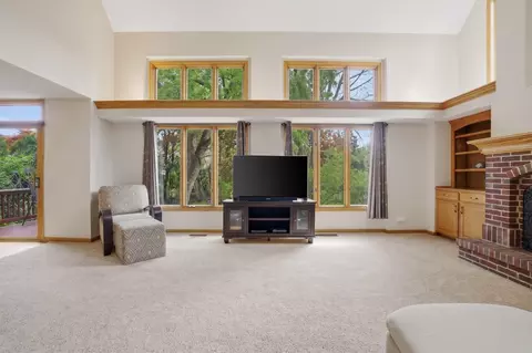 Living - 1399 Medinah Dr, Itasca, IL 60143 photo 4 of 6