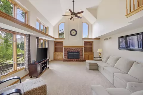 Living - 1399 Medinah Dr, Itasca, IL 60143 photo 3 of 6