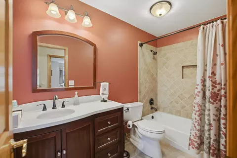 Bath - 1399 Medinah Dr, Itasca, IL 60143 photo 4 of 4