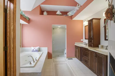 Bath - 1399 Medinah Dr, Itasca, IL 60143 photo 2 of 4