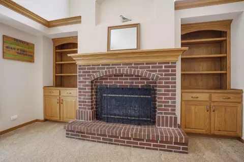 Living - 1399 Medinah Dr, Itasca, IL 60143 photo 5 of 6