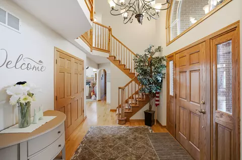 Entry Way - 1399 Medinah Dr, Itasca, IL 60143 photo 2 of 3