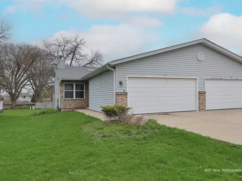 972 Pleasant St, Woodstock, IL 60098