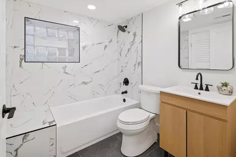 Bath - 5604 N Mango Ave, Chicago, IL 60646 photo 2 of 2