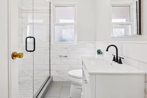 Bath - 5604 N Mango Ave, Chicago, IL 60646 photo 1 of 2