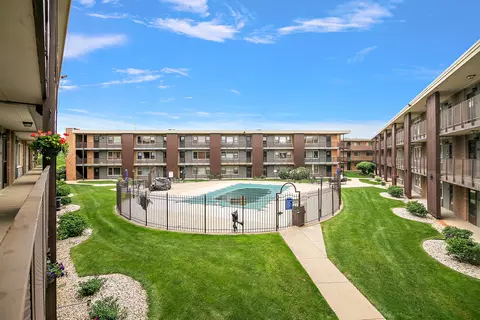 9608 W Higgins Rd #2C, Rosemont, IL 60018