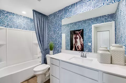 Bath - 566 Ayre Dr, Elgin, IL 60124 photo 4 of 4