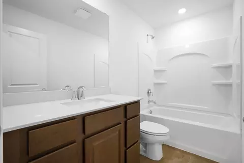 Bath - 566 Ayre Dr, Elgin, IL 60124 photo 1 of 4