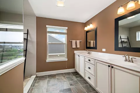 Bath - 1962 Stapleton Rd, New Lenox, IL 60451 photo 4 of 6