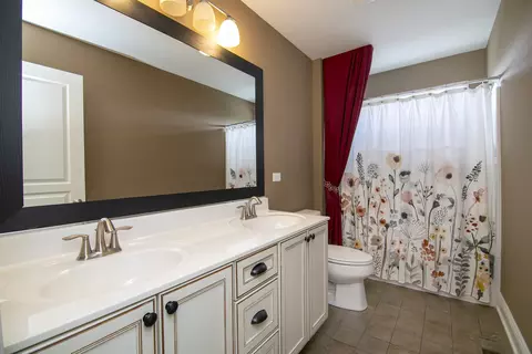 Bath - 1962 Stapleton Rd, New Lenox, IL 60451 photo 2 of 6