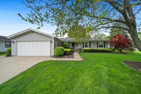 1562 White Trl, Elk Grove Village, IL 60007