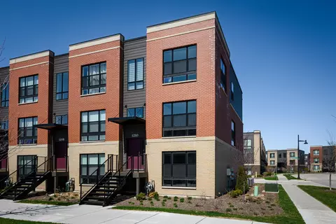 1210 Lakepointe Dr, Schaumburg, IL 60173