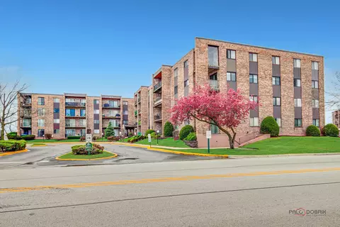 625 W Huntington Commons Rd #208, Mount Prospect, IL 60056