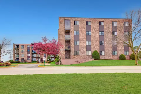 625 W Huntington Commons Rd #208, Mount Prospect, IL 60056