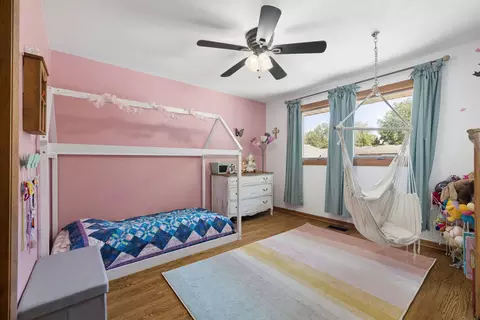 Bedroom - 1015 E Lowden Ave, Wheaton, IL 60189 photo 3 of 4