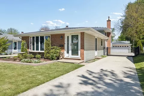 1015 E Lowden Ave, Wheaton, IL 60189