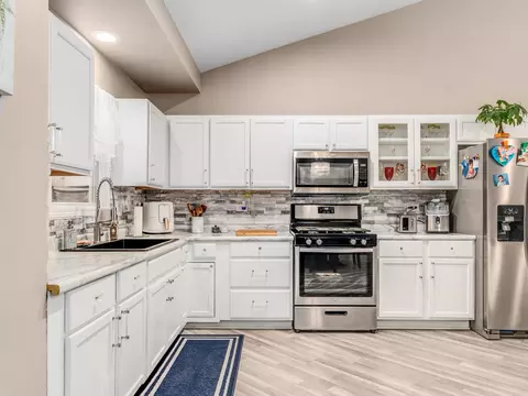 Kitchen - 1811 Cumberland Dr, Plainfield, IL 60586 photo 5 of 8