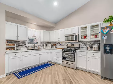 Kitchen - 1811 Cumberland Dr, Plainfield, IL 60586 photo 4 of 8