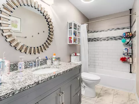 Bath - 1811 Cumberland Dr, Plainfield, IL 60586 photo 2 of 2