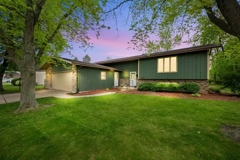 122 Mattek Ave, Dekalb, IL 60115
