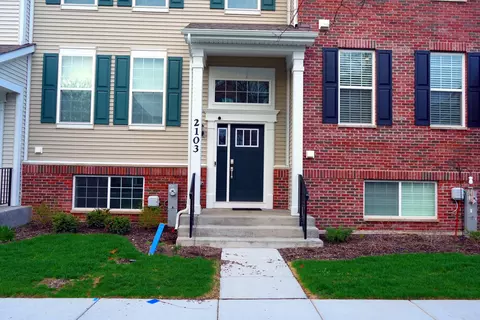 2103 Neubauer Cir, Lindenhurst, IL 60046