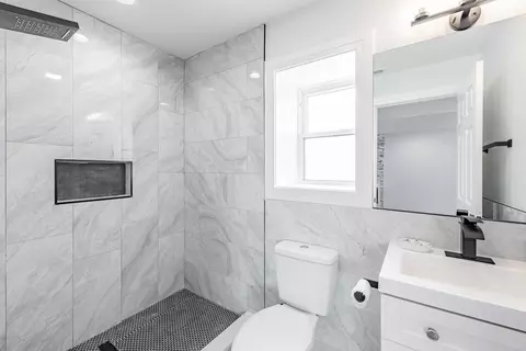 Bath - 718 E 152nd St, Phoenix, IL 60426 photo 2 of 2