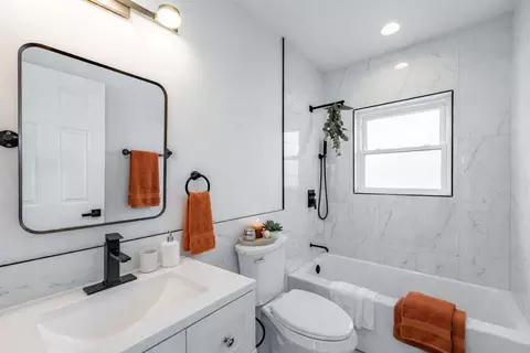 Bath - 718 E 152nd St, Phoenix, IL 60426 photo 1 of 2