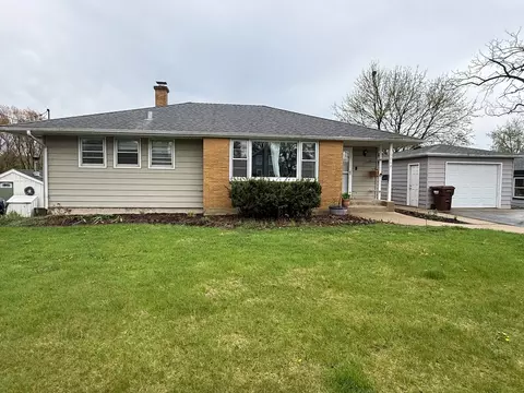 504 E Calhoun St, Woodstock, IL 60098